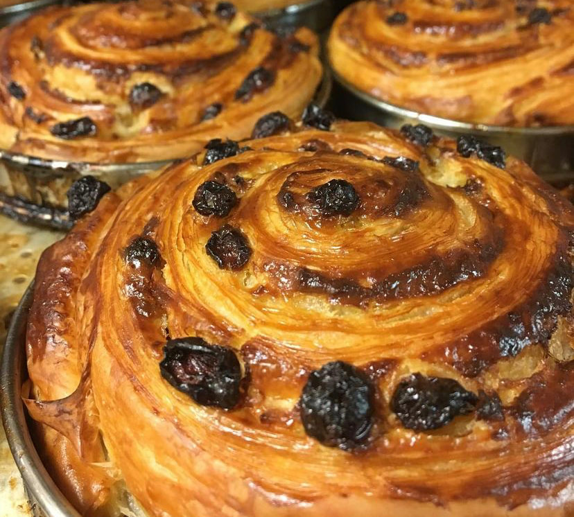 A spiral pastry with raisins.